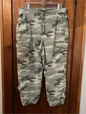 American Eagle Outfitters Women’s Olive Camo Cargo Joggers